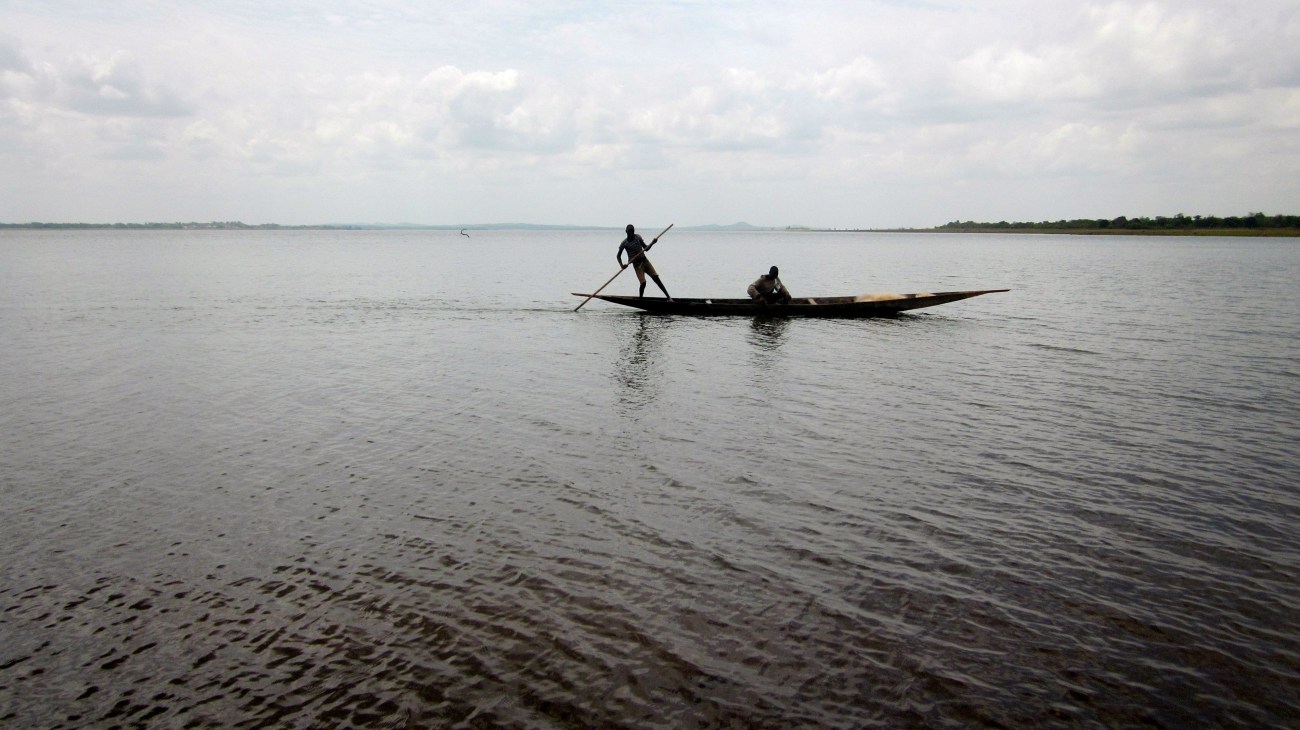 Mali Niger river fleuve traditional boat fishermen