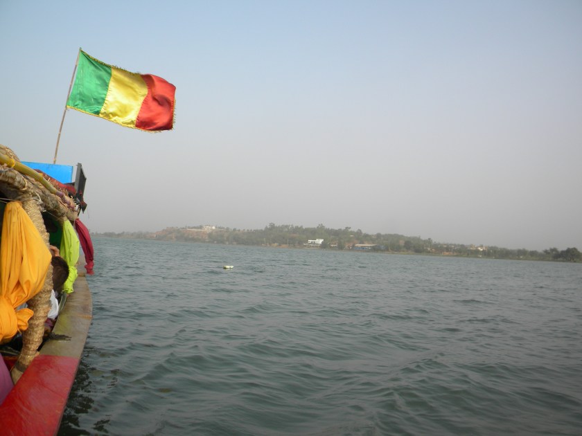 Mali Bamako Niger fleuve river flag boat traditional tour