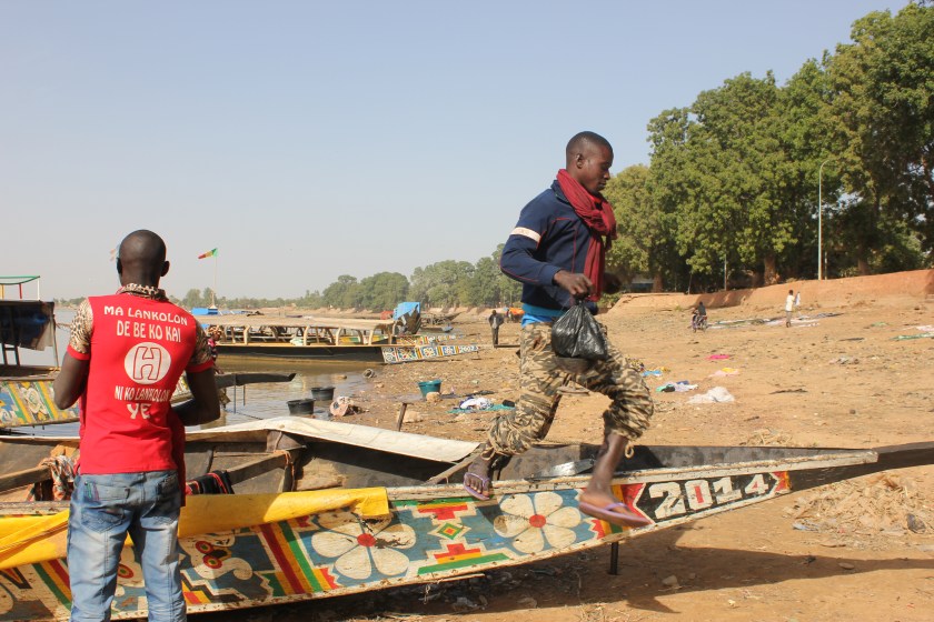 Mali Mopti coast boat traditional fisherman man jump beach