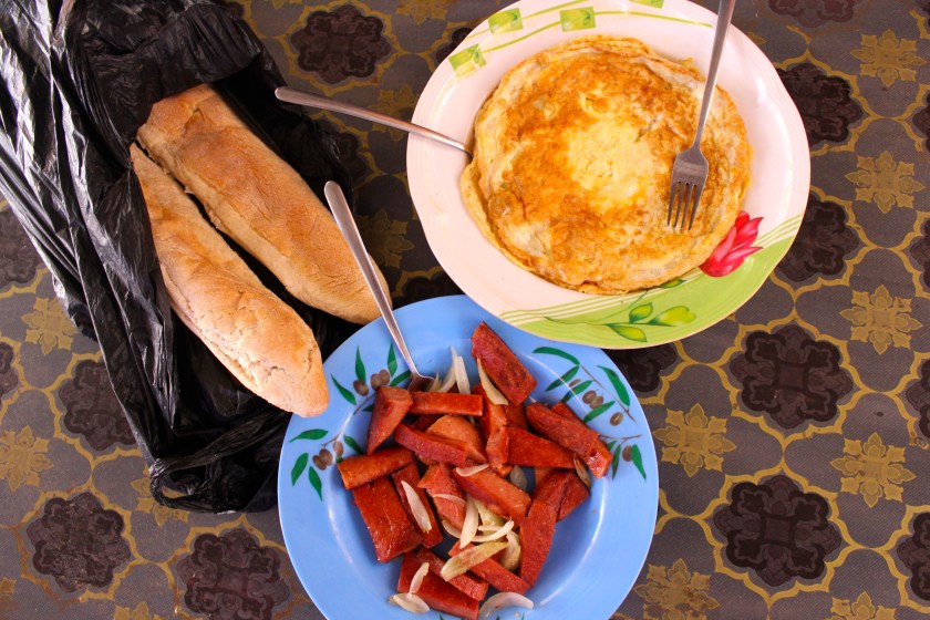Mali Mopti lunch omelette sausage corned beef baguette